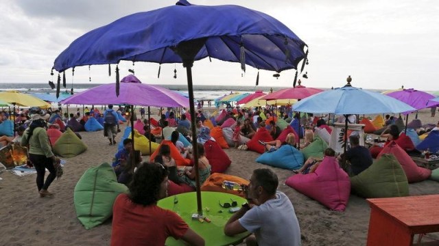 Kondisi Pantai Bali yang penuh sesak (Foto: Reuters/Beawiharta)