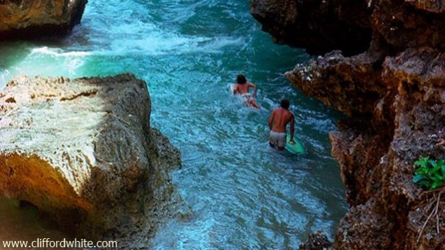 Para peselancar di Bali tahun 1977 (Foto: Dok. Pribadi Clifford White)