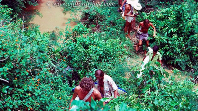 Perjuangan mencapai Uluwat tahun 1977 (Foto: Dok. Pribadi Clifford White)