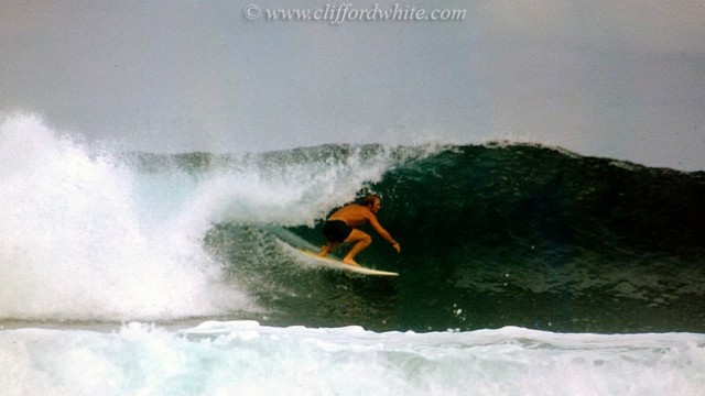 Peselancar di pantai Uluwatu, Bali, tahun 1977 (Foto: Dok. Pribadi Clifford White)