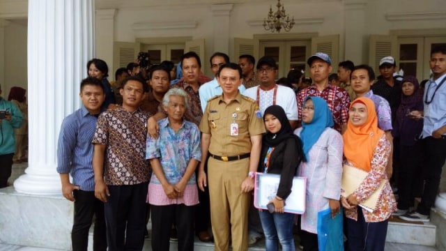 Ahok berfoto bersama warga di Balai Kota. (Foto: Aria Pradana/kumparan)