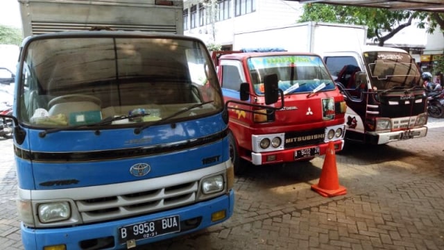 Mobil pembawa sembako di Polsek Kalideres. (Foto: Anggi Dwiky Dermawan/kumparan)