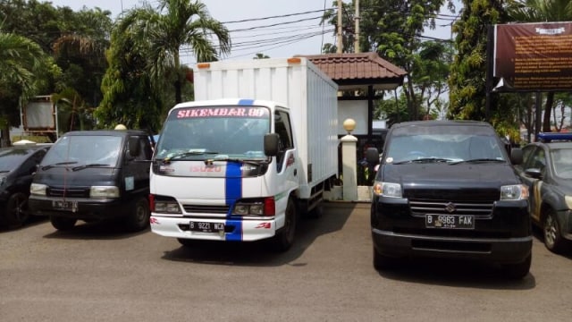 Mobil pembawa sembako di Polsek Kalideres. (Foto: Anggi Dwiky Dermawan/kumparan)