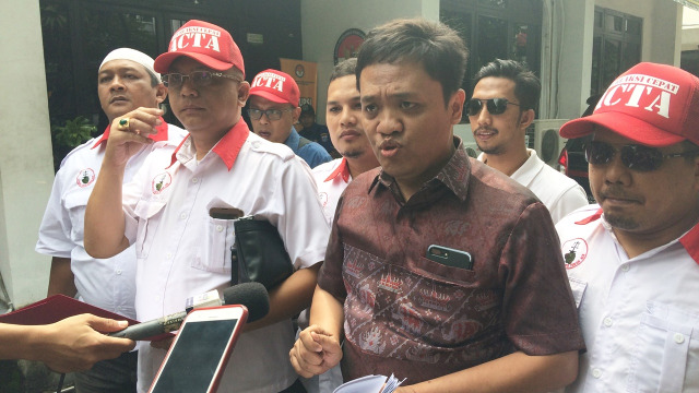 ACTA Adukan Bagi-bagi Sembako ke Bawaslu (Foto: Iqra Ardini/kumparan)