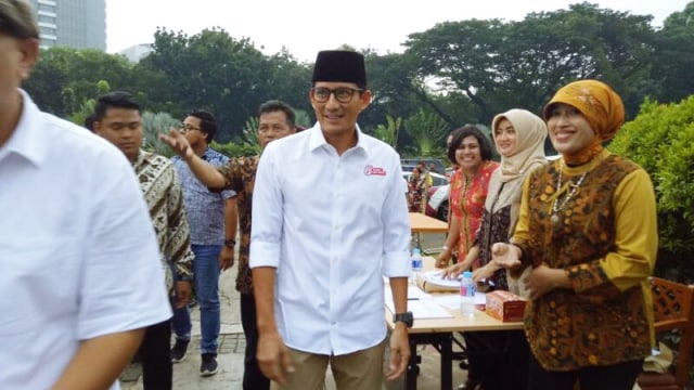 Sandi tiba di Monas. (Foto: Wandha Hidayat/kumparan)