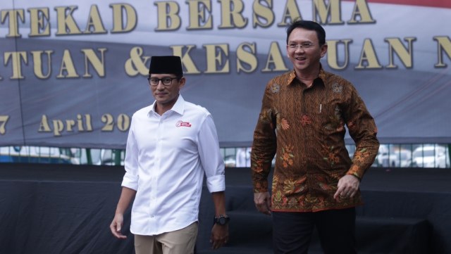 Sandi dan Ahok turun panggung. (Foto: Fanny Kusumawardhani/kumparan)