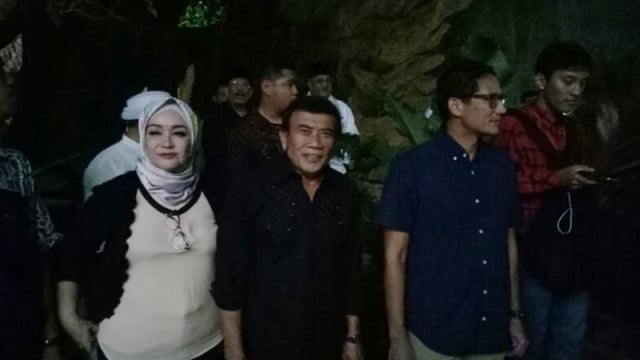 Rhoma Irama (tengah) dan sang istri, Sandi (kanan) (Foto: Amanaturrosyidah/kumparan)