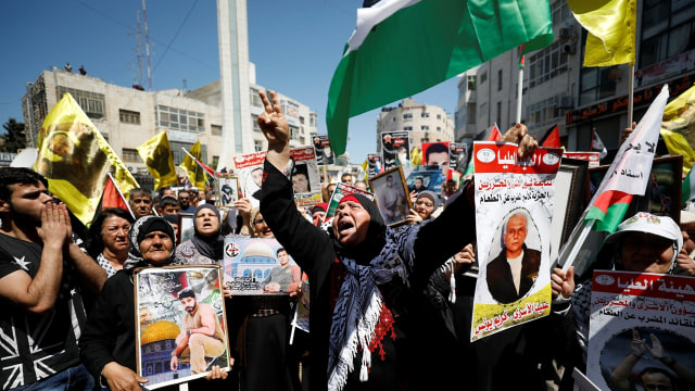 Aksi solidaritas Palestina untuk tahanan Israel. (Foto: Reuters/Mohamad Torokman)