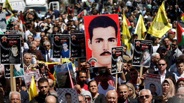 Aksi solidaritas Palestina untuk tahanan Israel. (Foto: Reuters/Mohamad Torokman)