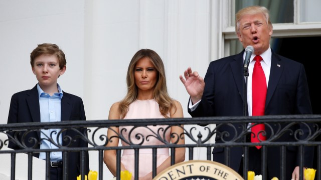 Barron, Melania, dan Donald Trump. (Foto: Reuters/Joshua Roberts)