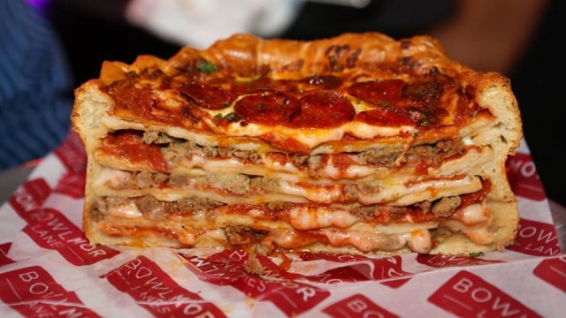 Kue pizza daging keju  berlayer tiga  (Foto: Facebook Bowlmor Lanes)