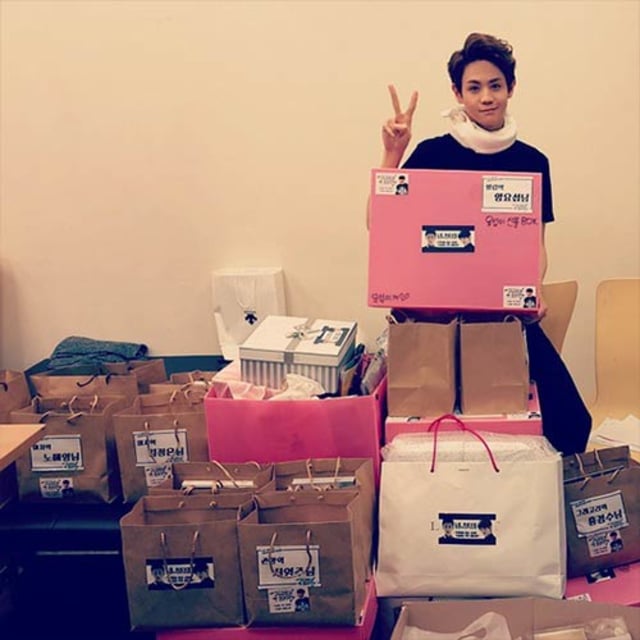 Yang Yoseob Highlight menerima hadiah dari fans. (Foto: Dok. MWave)