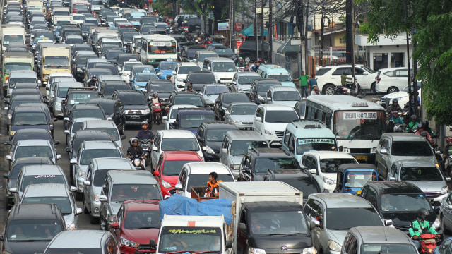 Proyek underpass Matraman menyebabkan kemacetan. (Foto: ANTARA FOTO/Angga Budhiyanto)