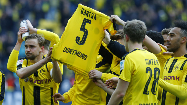 Penghormatan untuk Marc Bartra. (Foto: Reuters/Ralph Orlowski)