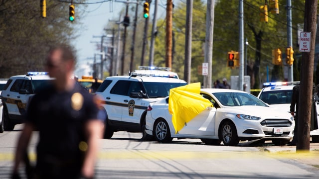 Mobil buronan (depan) di Cleveland. (Foto: Reuters//Robert Frank)