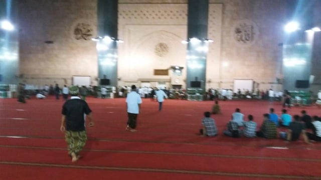 Warga berdatangan ke Masjid Istiqlal. (Foto: Kevin Kurnianto/kumparan)