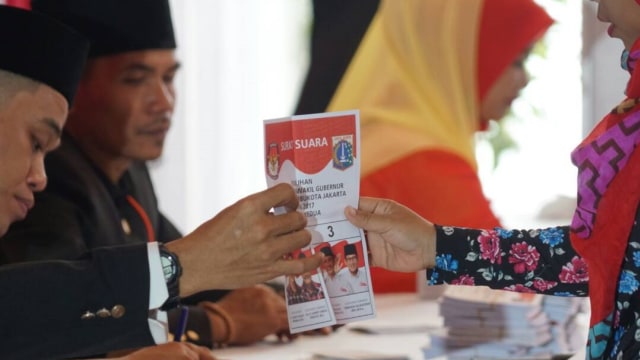 Petugas menyerahkan Surat Suara di TPS 28 (Foto: Aditia Noviansyah/kumparan)