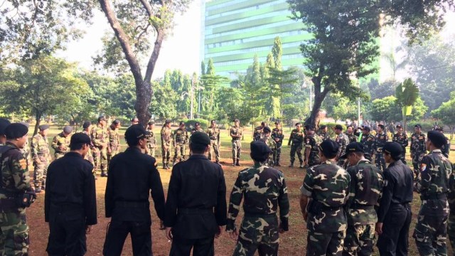 Video: Pria Penyusup Kibarkan Bendera Tauhid saat Hari Santri di Garut (60391)