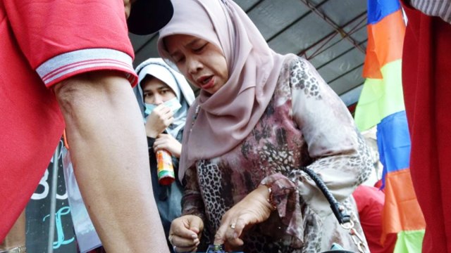 Salah satu warga mencoblos di TPS 17 Petamburan. (Foto: Jihad Akbar/kumparan)