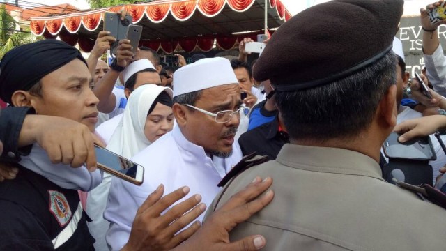 Habib Rizieq menuju TPS (Foto: Jihad Akbar/kumparan)