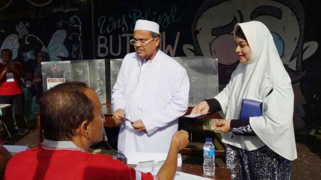 Habib Rizieq dan istri menyerahkan Surat Suara Foto: Jihad Akbar/kumparan