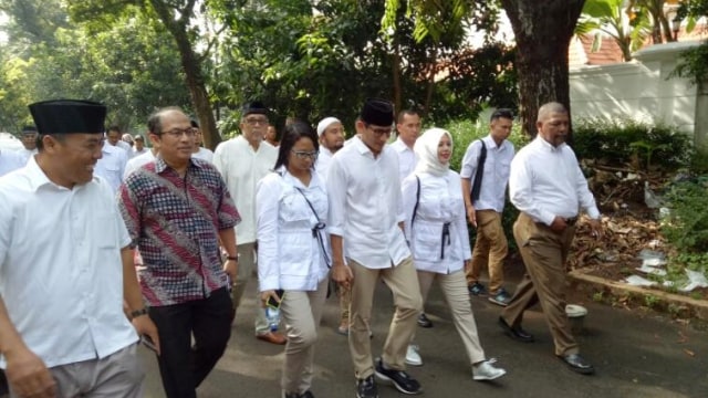 Sandi dan keluarga menuju TPS. (Foto: Ochi Amanaturrosyidah/kumparan)