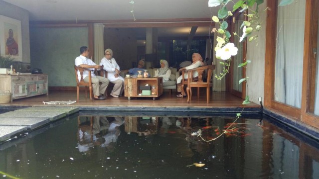 Anies dan keluarga di kolam ikan dalam rumah (Foto: Wandha Nur/kumparan)