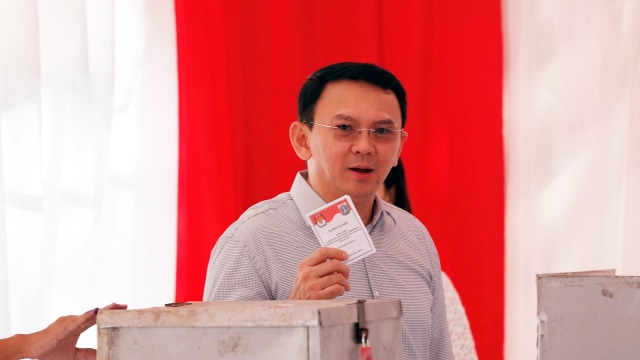 Ahok menunjukan surat suara usai nyoblos. (Foto: Reuters/Darren Whiteside)