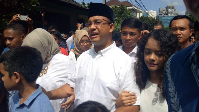 Anies dan Keluarga Menuju TPS  (Foto: Wandha Hidayat/kumparan)
