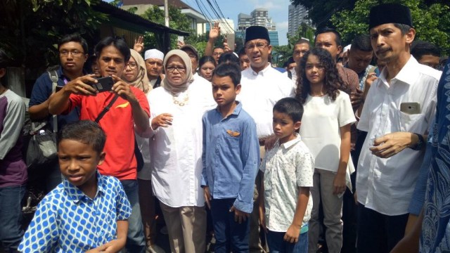 Anies dan Keluarga Menuju TPS  (Foto: Wandha Hidayat/kumparan)