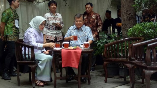 Jusuf dan Mufidah Kalla usai mencoblos (Foto: Kevin Kurnianto/kumparan)