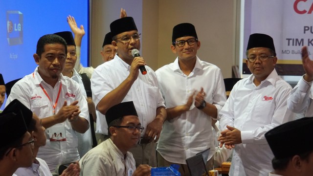 Konferensi Pers Anies-Sandi di putaran kedua (Foto: Aditia Noviansyah/kumparan)