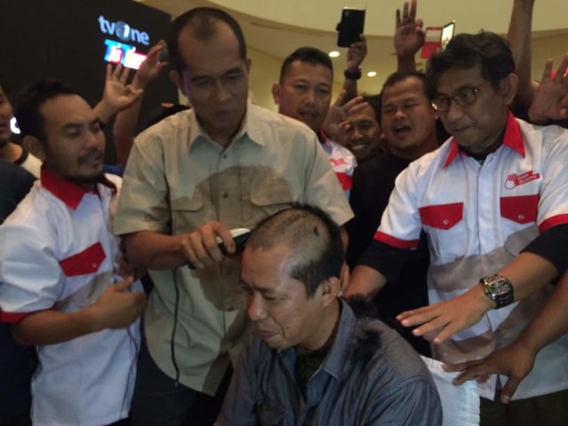 Nazar Mencukur Rambut karena Anies Sandi Menang (Foto: Iqra Ardini/kumparan)