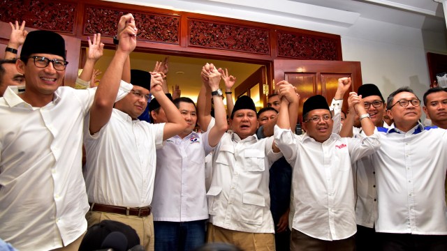 Anies, Sandi, Prabowo merayakan kemenangan (Foto: Dedi Wijaya/ANTARA)
