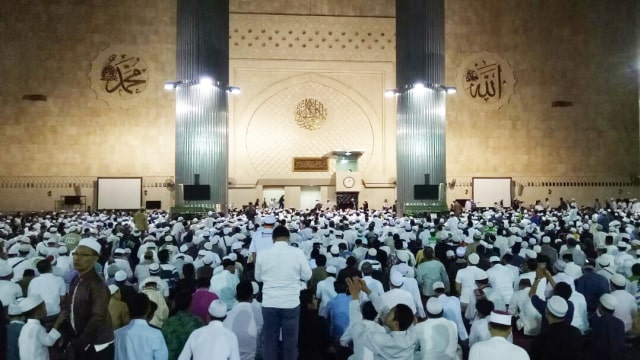 Ribuan jemaah memadati area dalam Masjid Istiqlal. (Foto: Kevin Kurnianto/kumparan)