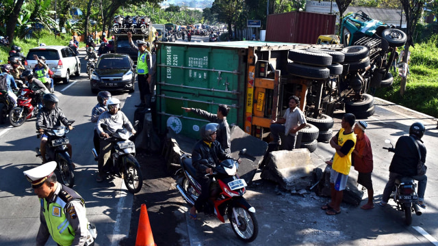 Dua truk kontainer kecelakaan di Semarang Foto: ANTARA FOTO/Aditya Pradana Putra
