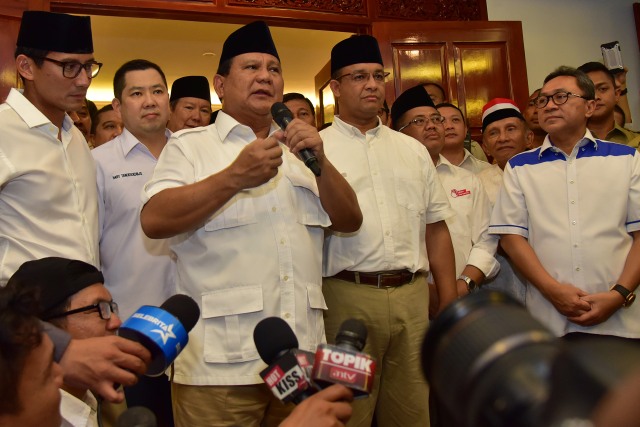 Prabowo bersama Amien Rais (peci merah putih) (Foto: Dedi Wijaya/Antara)