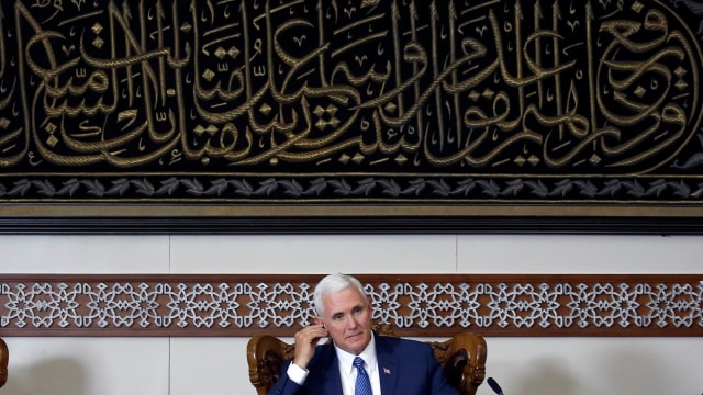 Mike Pence mengunjungi Masjid Istiqlal (Foto: REUTERS/Beawiharta)