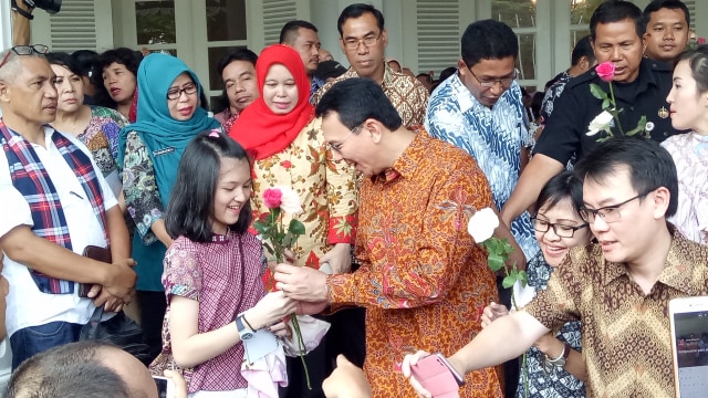 Ahok terima setangkai mawar dari seorang anak (Foto: Johanes Hutabarat/kumparan)