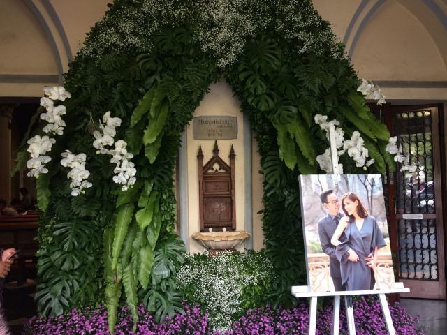 Hiasan depan pintu gereja di pernikahan Olga Lydia (Foto: Iqra Ardini/kumparan)