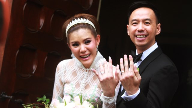 Olga dan Aris memperlihatkan cincin nikahnya. (Foto: Munady Widjaja)