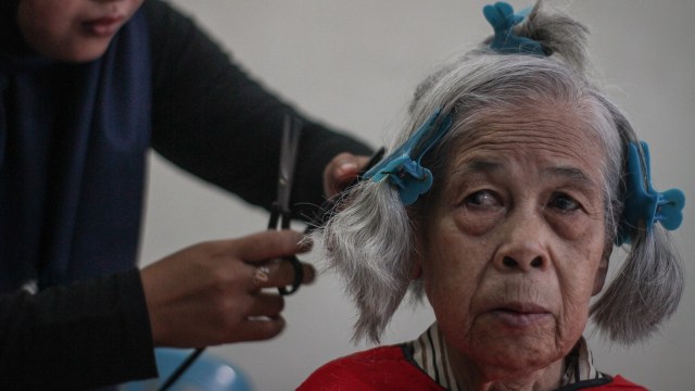 Potong Rambut Lansia di Hari Kartini (Foto: Mohammad Ayudha/Antara)