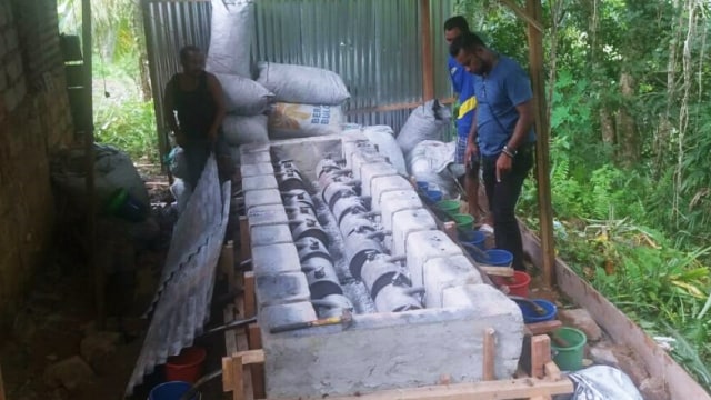 Polisi mengamankan pelaku penyeludupan cinnabar (Foto: Dok. Kodam Pattimura)