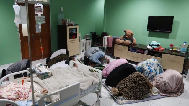 Keluarga Berdoa untuk Kesembuhan Jupe. (Foto: Dok. Nia Anggia)