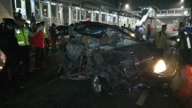 Kecelakaan mobil di Mampang, Jaksel. (Foto: Bergas Brilianto/kumparan)