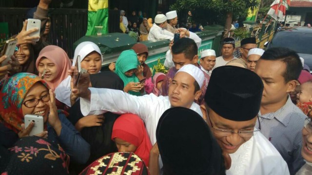 Anies hadiri Tasyakuran di Pondok Kelapa. (Foto: Amanaturrosyidah/kumparan)