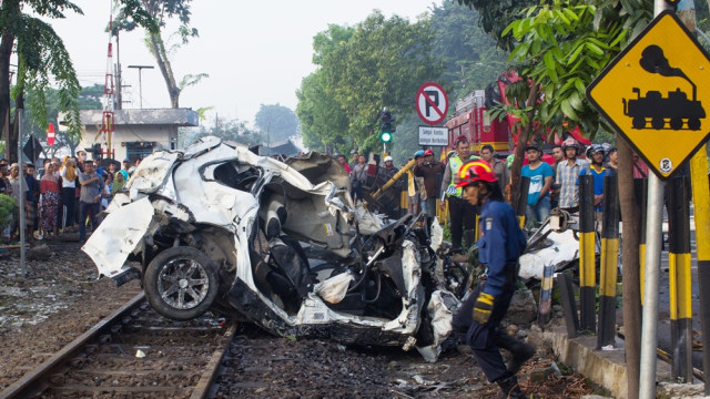 Kecelakaan mobil vs kereta di Surabaya (Foto: Didik Suhartono/Antara)