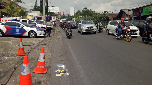 Polisi lakukan olah TKP laka lalu lintas di Puncak (Foto: David Pratama/kumparan)