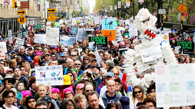 RIbuan orang memperingati Hari Bumi di New York. (Foto: REUTERS/Andrew Kelly)