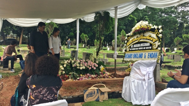 Beberapa pelawat di makam Natasha Rossdiana  (Foto: Iqra Ardini/kumparan)